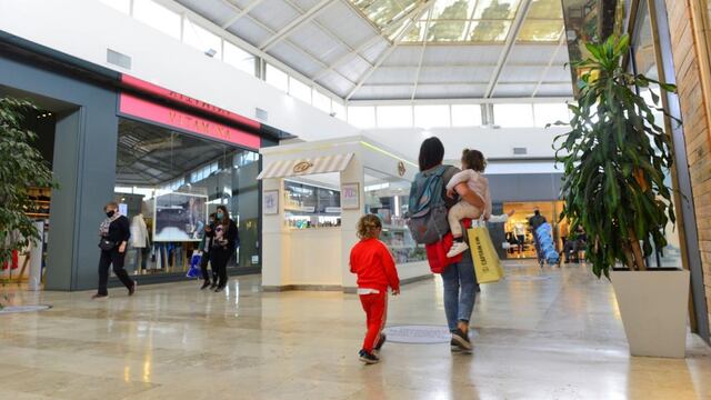 Los shoppings podrán abrir sus puertas hasta las 22.