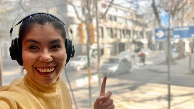 La locutora protagonizó un gracioso video en vivo mientras trabajaba.