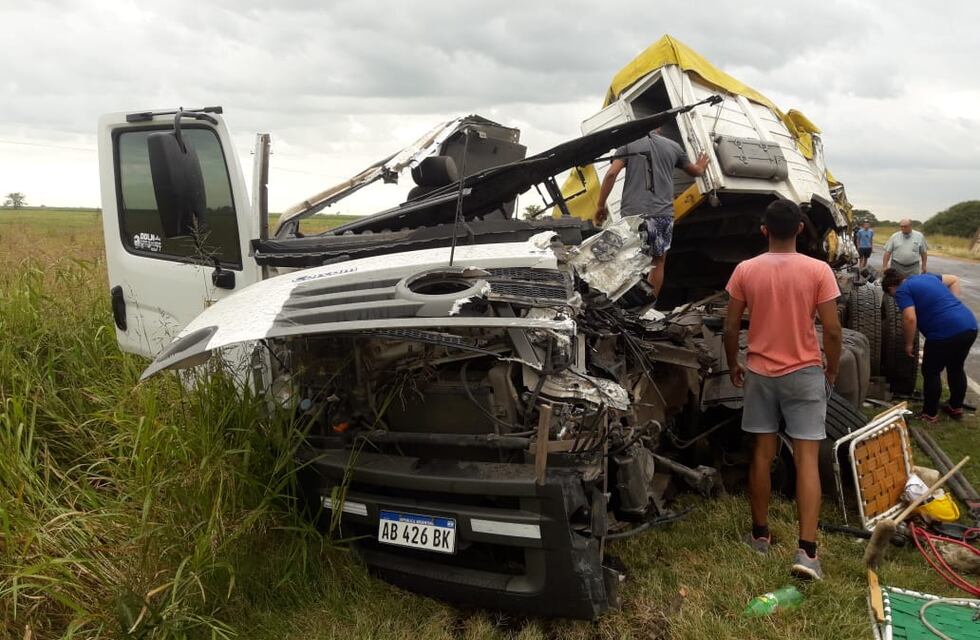 Un camionero de Villa Santa Rosa resultó con graves heridas tras choque contra otro camión