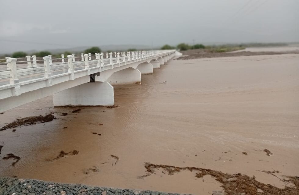El nuevo puente del Río Santa María resistió la creciente