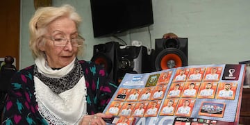 Ana del Rosario Mulet, tiene 75 años y ya tiene 2 álbumes completos de figuritas del Mundial de Qatar 2022
Foto: José Gutierrez / Los Andes
