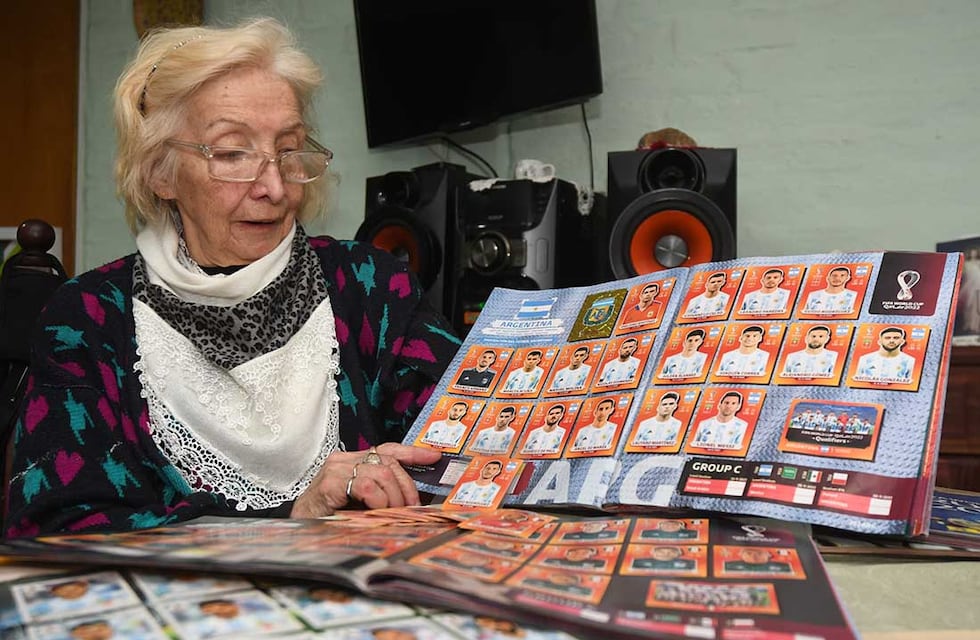 Ana, la abuela mendocina que prefiere gastar su jubilación en figuritas del mundial