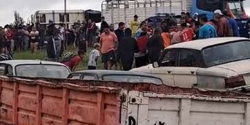 Vecinos de Río Cuarto faenaron una vaca de un camión que volcó.