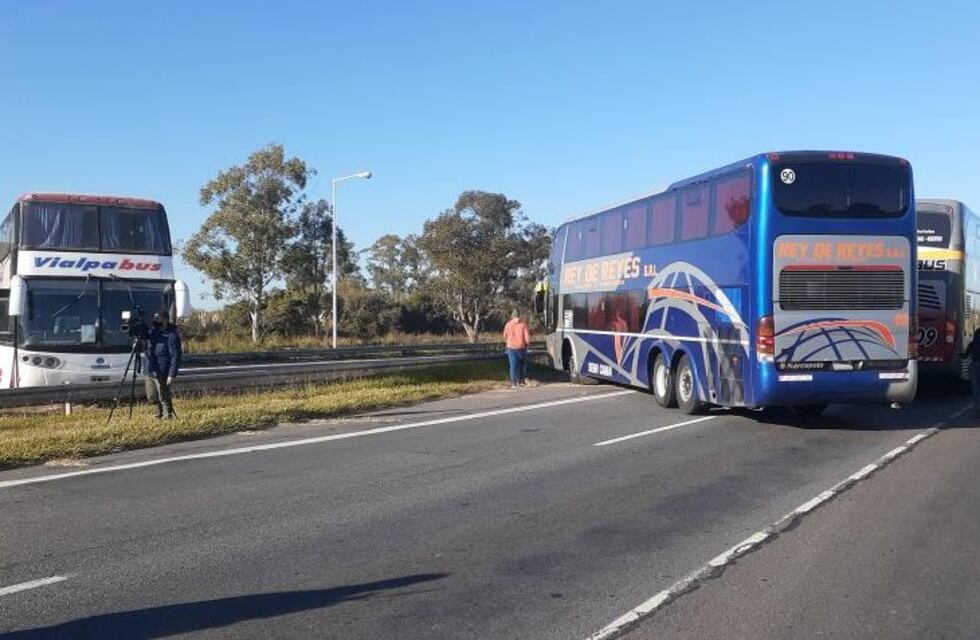 Transportistas y operadores turísticos cortaron por varias horas la Autopista Rosario-Santa Fe