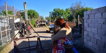 Por la obra de una colectora de la avenida Circunvalación en Córdoba, trasladan a vecinos de Villa Miralta y el Platito. (Pedro Castillo / La Voz)