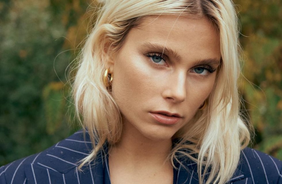 Valentina Zenere cambió su look y lo mostró desde el piso con un vestido dorado lleno de brillos