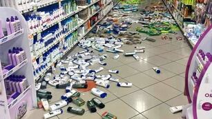 La góndola de un supermercado tras el sismo.