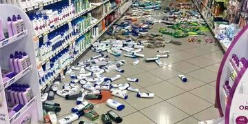 La góndola de un supermercado tras el sismo.