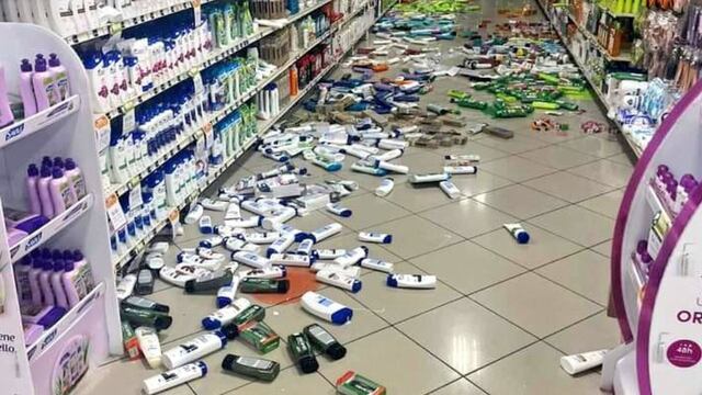La góndola de un supermercado tras el sismo.