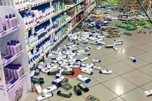 La góndola de un supermercado tras el sismo.
