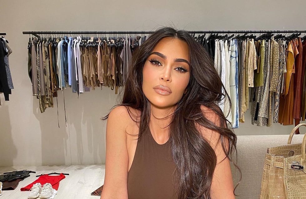 Kim Kardashian presumió su belleza en la playa con una inolvidable bikini negra