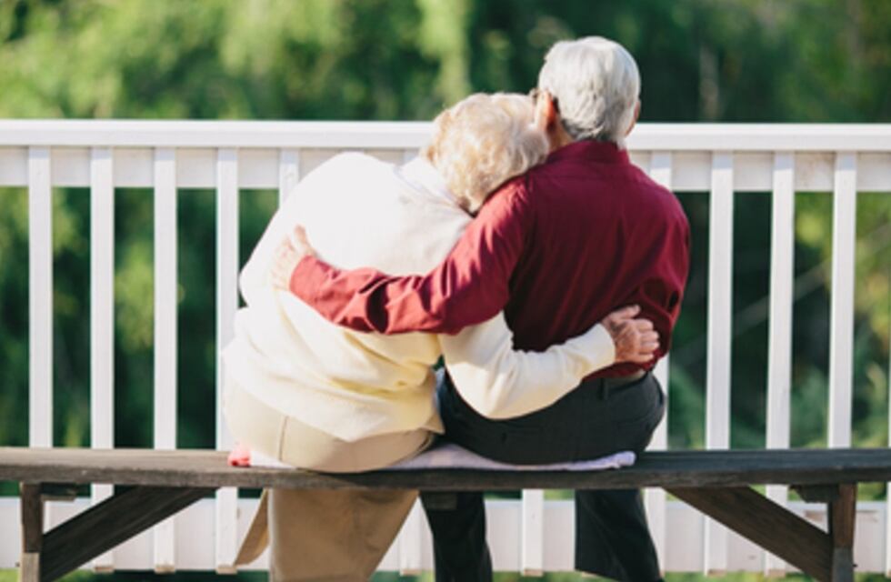Llega el Tinder para mayores de 50 años: así funciona Ourtime