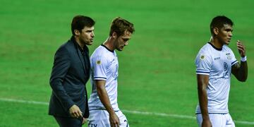 El Cacique Medina acompaña a Ángelo Martino, uno que se ganaría el puesto; y Rafa Pérez, titular (Federico Lopez Claro/ La Voz).