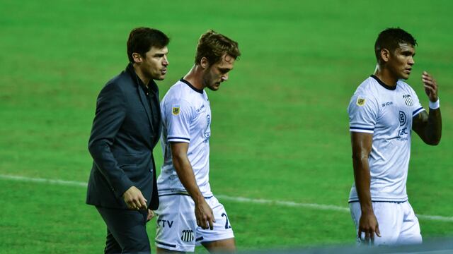 El Cacique Medina acompaña a Ángelo Martino, uno que se ganaría el puesto; y Rafa Pérez, titular (Federico Lopez Claro/ La Voz).