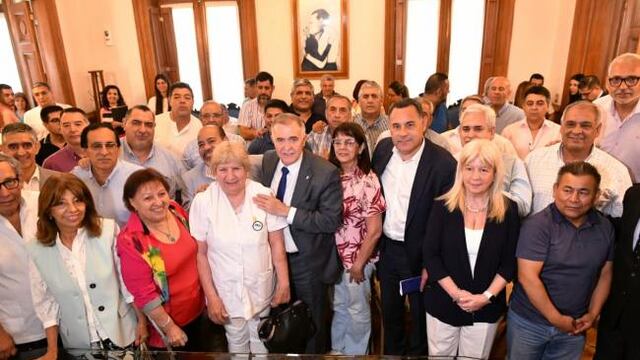 El gobernador Osvaldo Jaldo junto a dirigentes y referentes sindicales.