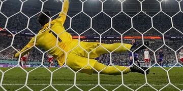 El arquero de Polonia Szczesny le contuvo un penal a Lionel Messi en el primer tiempo del partido que cierra la fase de grupos del Mundial de Qatar. (AP)