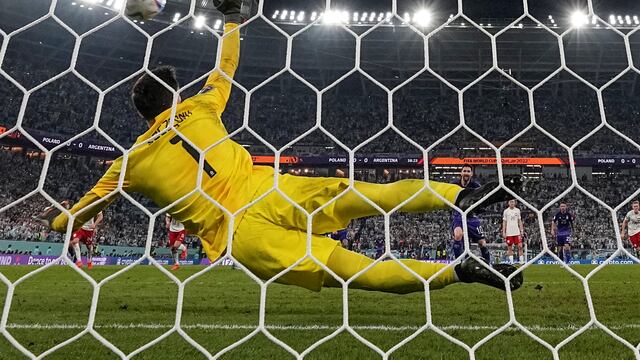 El arquero de Polonia Szczesny le contuvo un penal a Lionel Messi en el primer tiempo del partido que cierra la fase de grupos del Mundial de Qatar. (AP)