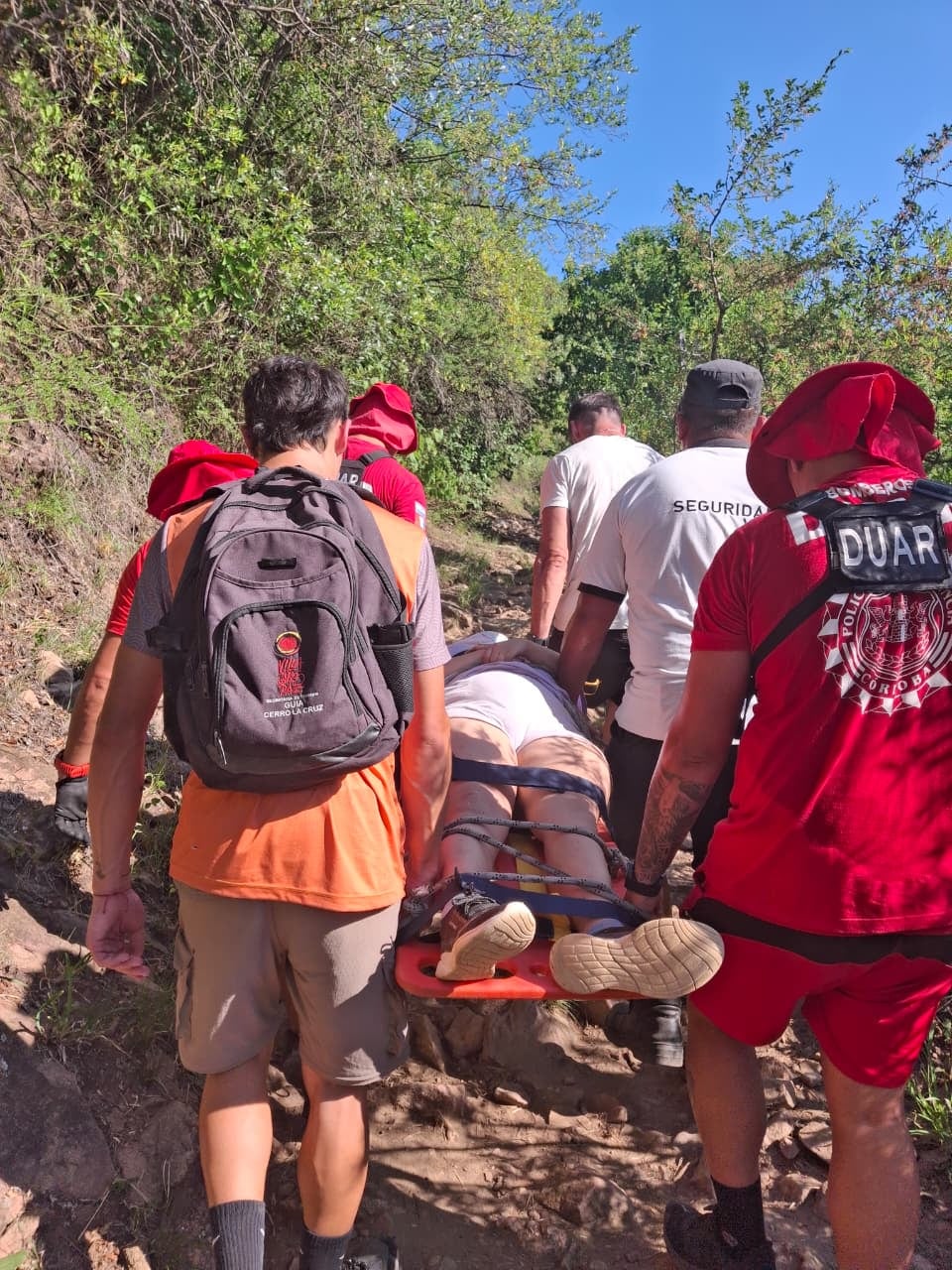 Exitoso rescate en el Cerro de la Cruz: equipos de seguridad y guías asistieron a una turista descompensada