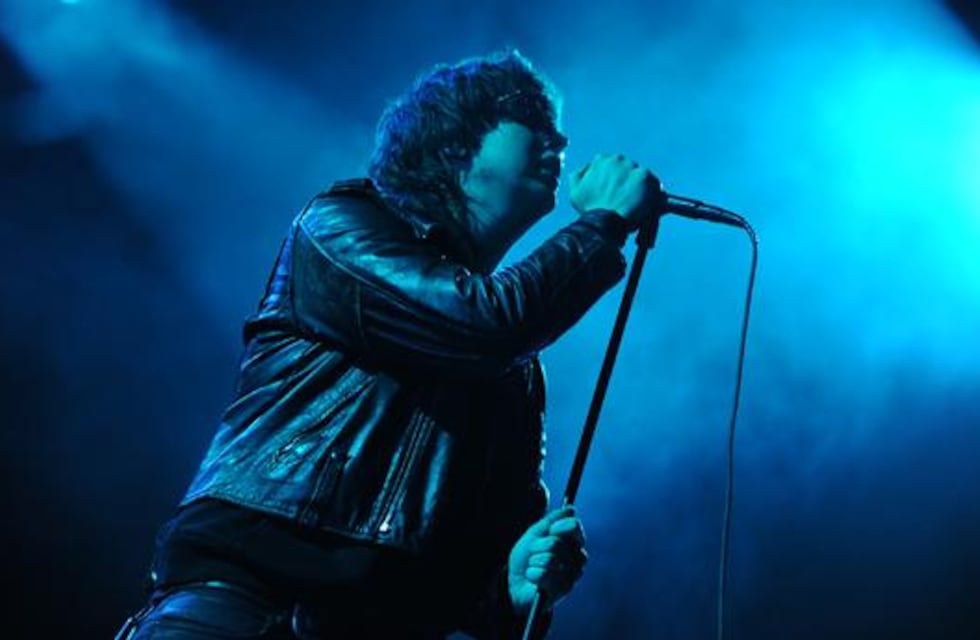 Julian Casablancas, el cantante de The Strokes, se habría ido del país molesto tras bromas gordofóbicas