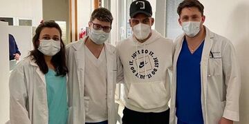 Martínez regaló camisetas a niños internados