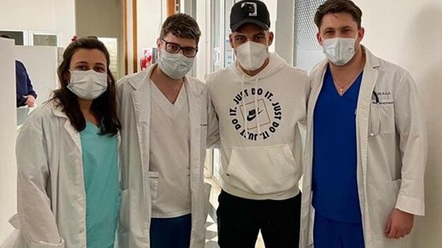Martínez regaló camisetas a niños internados