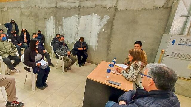 La Ministra de Obras y Servicios Públicos, Gabriela Castillo, mantuvo un encuentro con vecinos y vecinas el Barrio Mirador de la Laguna de Tolhuin, a fin de profundizar sobre la situación por la que están atravesando por la falta de servicios básicos.