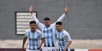 Bieler festeja el gol con el cual se convirtió en el máximo goleador de la era profesional de Atlético de Rafaela