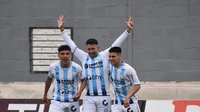 Bieler festeja el gol con el cual se convirtió en el máximo goleador de la era profesional de Atlético de Rafaela