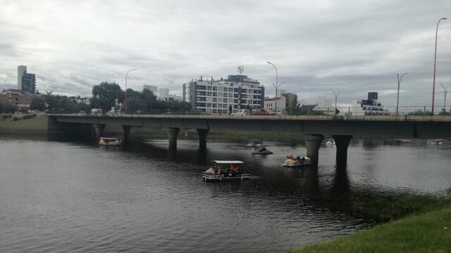 Jornada gris en pleno centro de Carlos Paz. Febrero 2021. (Foto: VíaCarlosPaz).