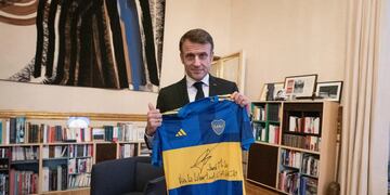 Macron con la camiseta de Boca autografiada por Javier Milei. Gentileza: X @JMilei.