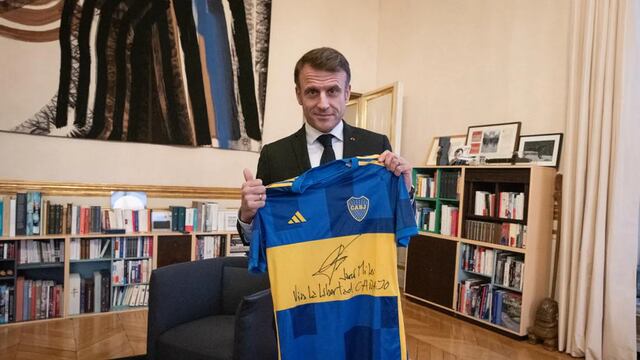 Macron con la camiseta de Boca autografiada por Javier Milei. Gentileza: X @JMilei.