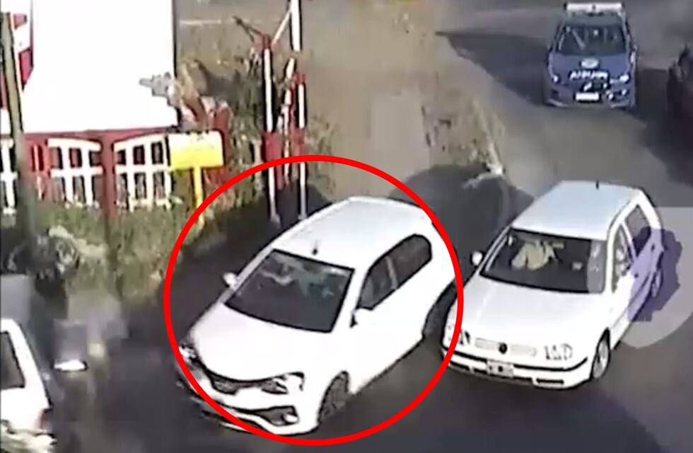 Video y persecución de película en Córdoba: atropellaron un policía, cruzaron diferentes barrios y chocaron
