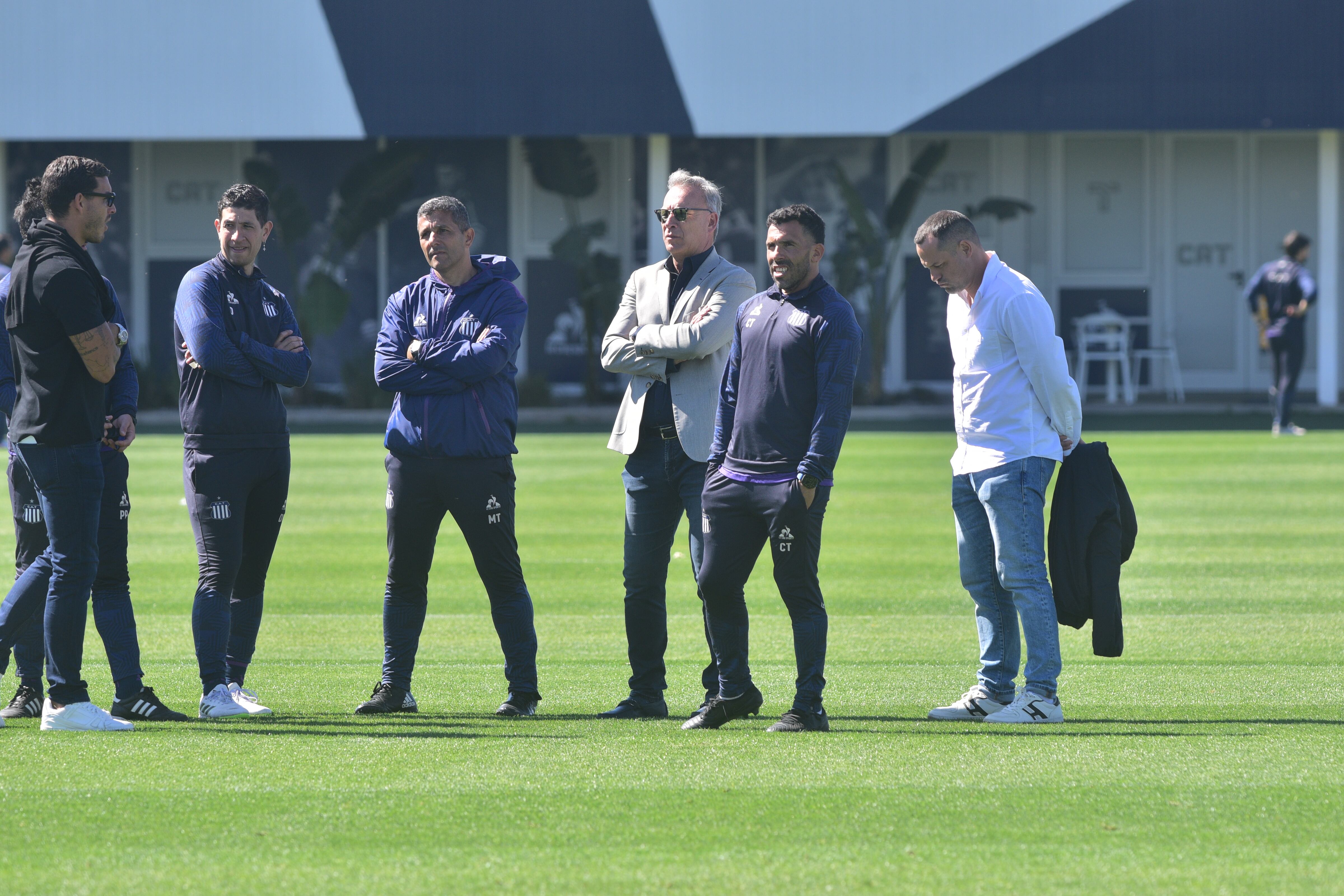 El presidente Andrés Fassi en el entrenamiento junto al entrenador Carlos Tevez previo a la conferencia de prensa. (Pedro Castillo / La Voz)