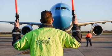 Por el aumento de contagios entre sus empleados, Aerolíneas Argentinas comenzó a cancelar vuelos.