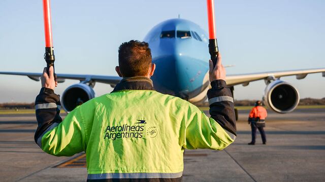 Por el aumento de contagios entre sus empleados, Aerolíneas Argentinas comenzó a cancelar vuelos.