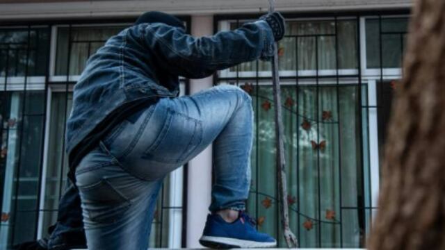 Por segundos, una mujer de La Plata se salvó de una entradera.