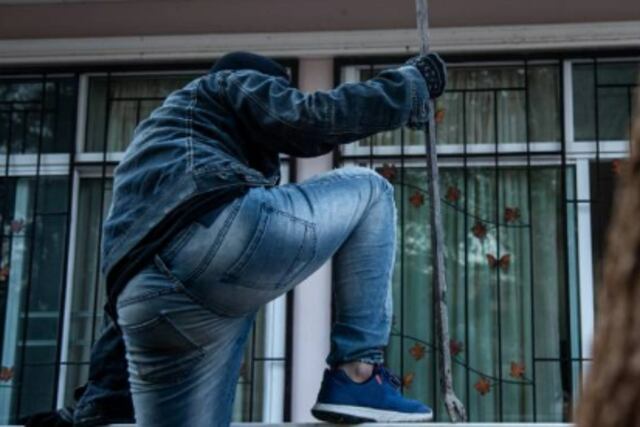 Por segundos, una mujer de La Plata se salvó de una entradera.