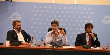 El diputado Luciano Laspina (centro) y el exministro Hernán Lacunza (derecha) criticaron el anuncio de Sergio Massa. Foto: Archivo.