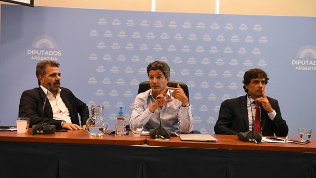El diputado Luciano Laspina (centro) y el exministro Hernán Lacunza (derecha) criticaron el anuncio de Sergio Massa. Foto: Archivo.