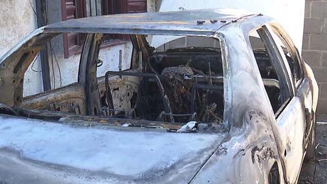 Barrio Los Álamos. Así quedó el auto (Captura de video).