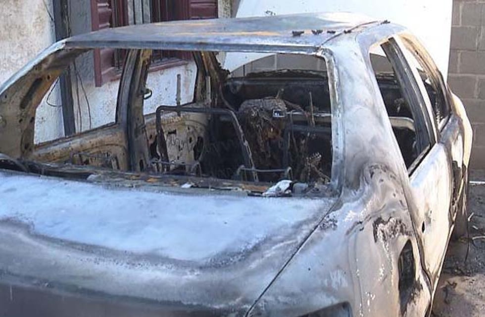 Violencia de género en Córdoba: lo denunció cinco veces, sigue libre y ahora le quemó el auto