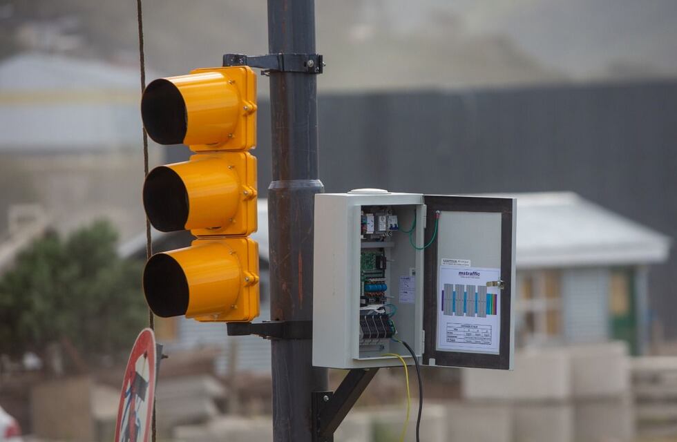 Instalaron semáforos en uno de los accesos a las 640 viviendas