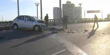 El Chevrolet Onix tras el choque. En el piso, uno de los detenidos. (Foto: Cadena 3)