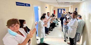 Protesta en el hospital de Río Cuarto, y mejoras salariales para los médicos de guardia (La Voz).