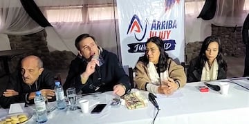 Los dirigentes de Arriba Jujuy Julio Moisés, Carlos De Aparici, Carolina Moisés y Amelia De Dios, al momento de anunciar las renuncias a la Convención Constituyente.