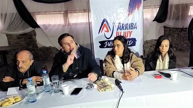 Los dirigentes de Arriba Jujuy Julio Moisés, Carlos De Aparici, Carolina Moisés y Amelia De Dios, al momento de anunciar las renuncias a la Convención Constituyente.