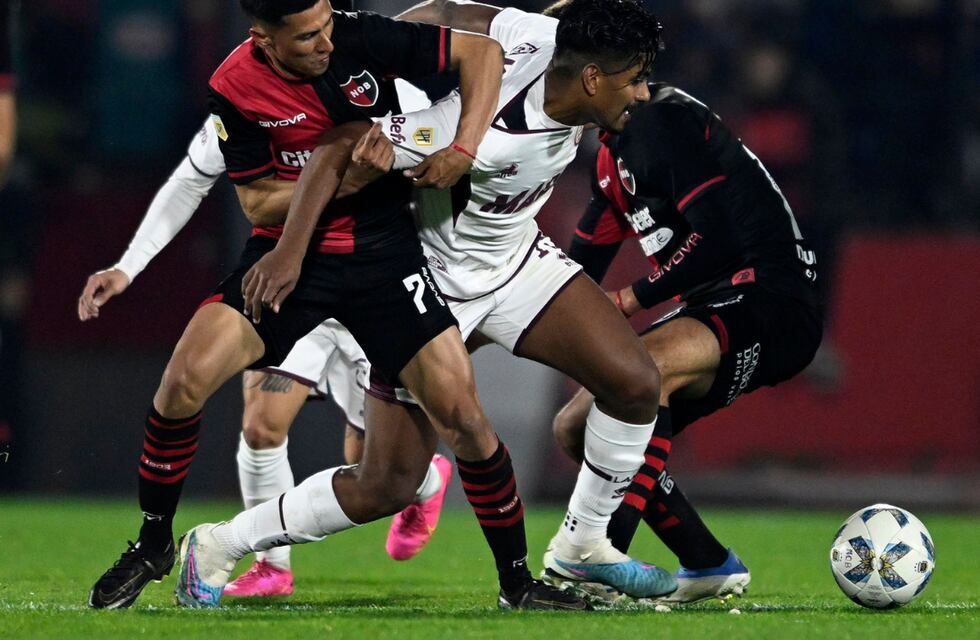 Con un Cristian Ferreira colosal, Newell’s superó a Lanús y mantiene el invicto en el torneo
