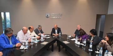 Acuerdo. El titular del SEP, José Pihen, junto a dirigentes del gremio, firmaron el acuerdo con el secretario General de la Gobernación, Julio Comello.