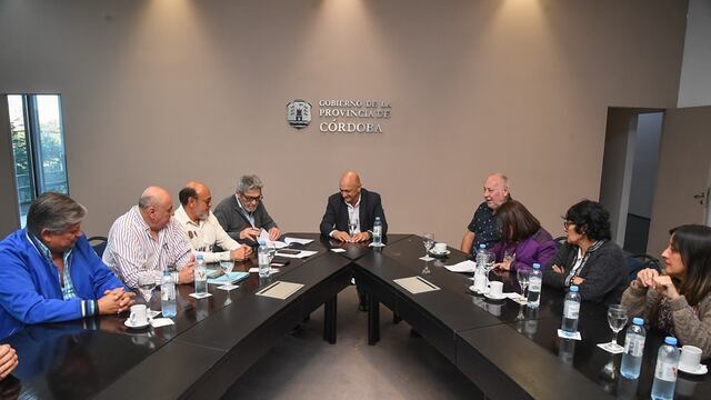 Acuerdo. El titular del SEP, José Pihen, junto a dirigentes del gremio, firmaron el acuerdo con el secretario General de la Gobernación, Julio Comello.