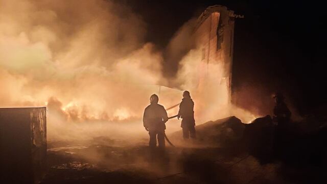 El fuego consumió la planta recicladora casi por completo.